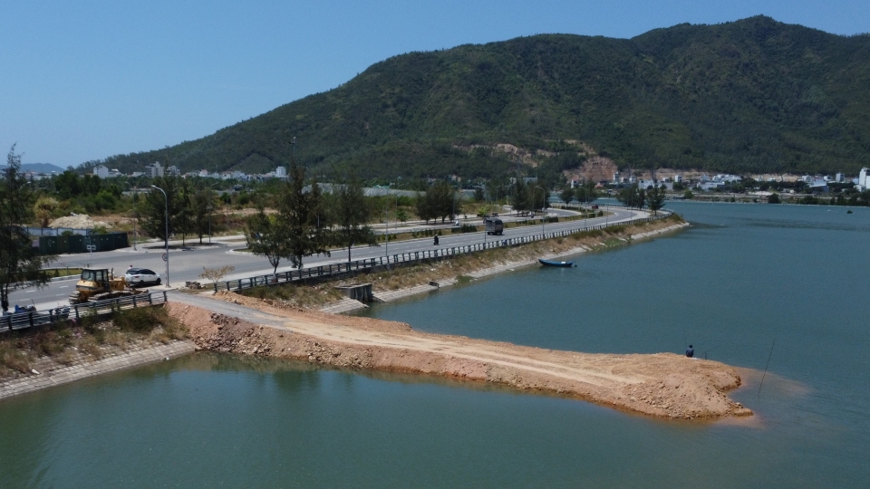 Tạm dừng san lấp sông Quán Trường tại phường Nam Nha Trang